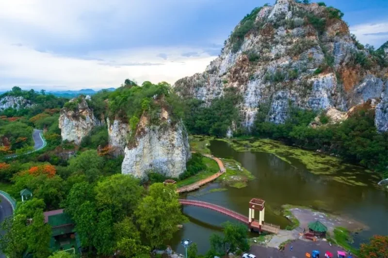 Paesaggio montano con fiume e ponte in un parco naturale