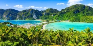 Vista panoramica dell'isola tropicale Phi Phi con mare cristallino e vegetazione lussureggiante