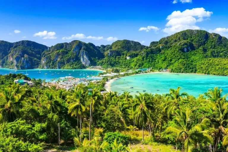 Vista panoramica dell'isola tropicale Phi Phi con mare cristallino e vegetazione lussureggiante