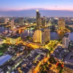 Vista Panoramica di Bangkok con i suoi grattacieli che si affacciano sul fiume Chao Phraya Guida Bangkok 2026: Info e Consigli Utili per organizzare Tour ed Escursioni in Thailandia 2