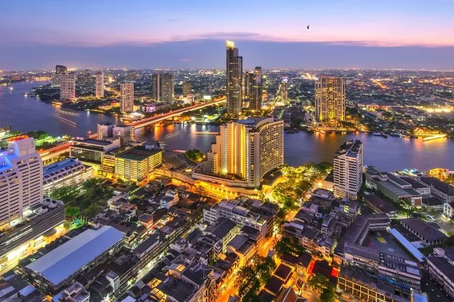 Vista Panoramica di Bangkok con i suoi grattacieli che si affacciano sul fiume Chao Phraya Guida Bangkok 2026: Info e Consigli Utili per organizzare Tour ed Escursioni in Thailandia 2