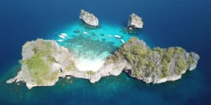 Koh Rok Isola tropicale con scogliere verdi e mare turchese vista dall'alto