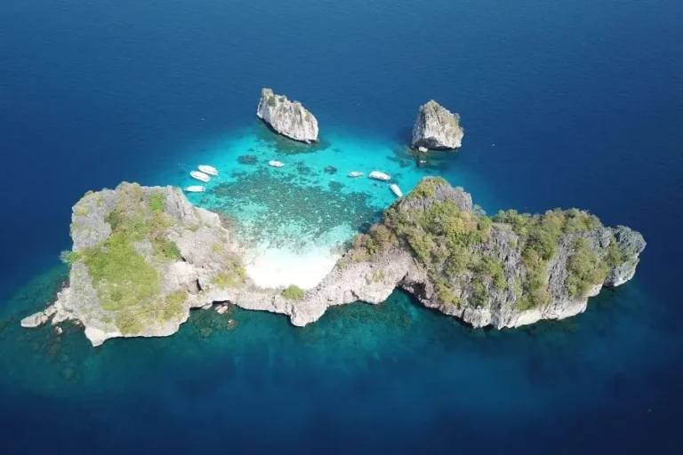 Koh Rok Isola tropicale con scogliere verdi e mare turchese vista dall'alto