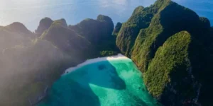 Spiaggia tropicale con mare turchese e scogliere lussureggianti Escurisone Phi Phi Island