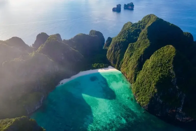 Spiaggia tropicale con mare turchese e scogliere lussureggianti Escurisone Phi Phi Island
