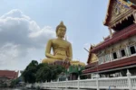 Statua gigante di Buddha dorato Wat Paknam