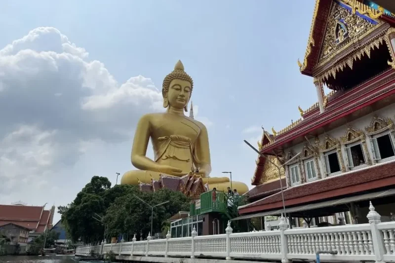 Statua gigante di Buddha dorato Wat Paknam