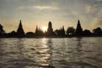 Tramonto sul fiume con Wat Chaiwatthanaram in silhouette
