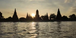 Tramonto sul fiume con Wat Chaiwatthanaram in silhouette