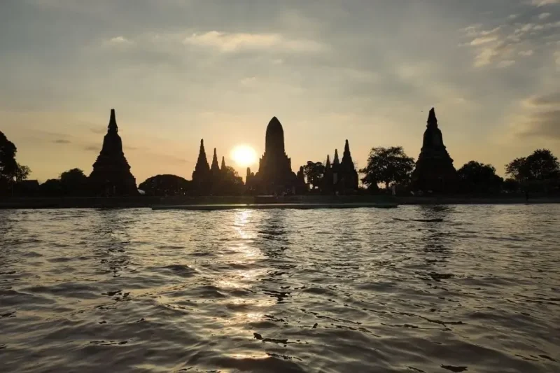 Tramonto sul fiume con Wat Chaiwatthanaram in silhouette