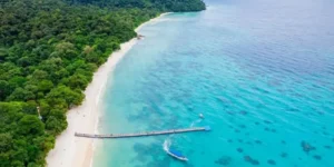 escursione Spiaggia tropicale con acqua turchese e molo di legno in Thailandia koh Rok e Koh Haa