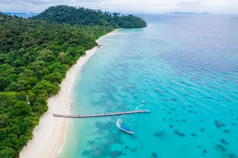 escursione Spiaggia tropicale con acqua turchese e molo di legno in Thailandia koh Rok e Koh Haa