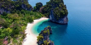 Spiaggia tropicale con isole rocciose e acque cristalline nel sud-est asiatico