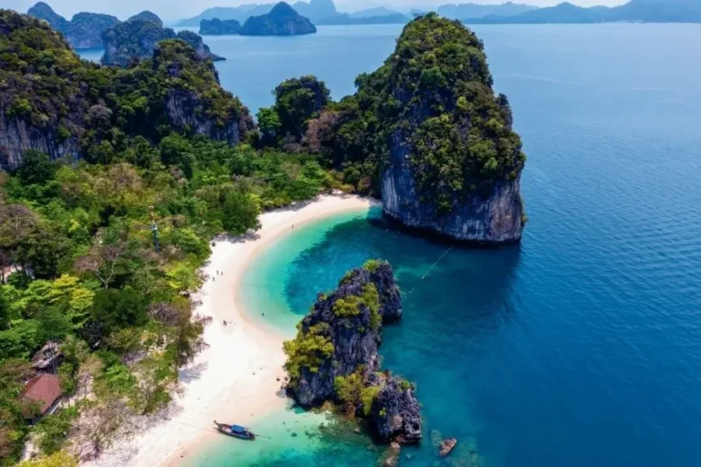 Spiaggia tropicale con isole rocciose e acque cristalline nel sud-est asiatico