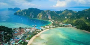 Veduta aerea dell'isola tropicale con spiagge e mare cristallino Escurisone Phi Phi Island