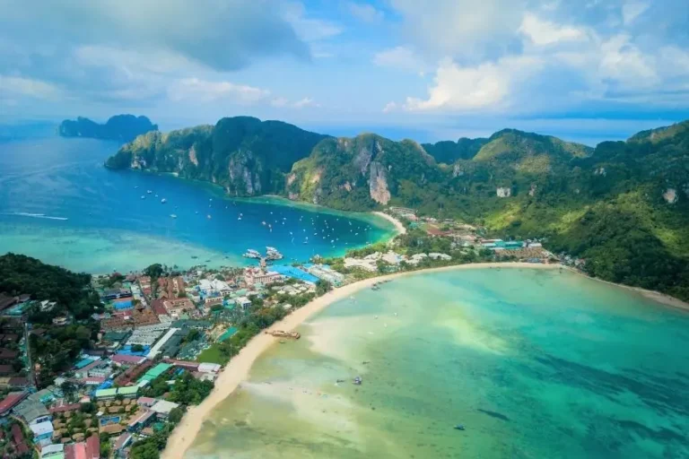 Veduta aerea dell'isola tropicale con spiagge e mare cristallino Escurisone Phi Phi Island