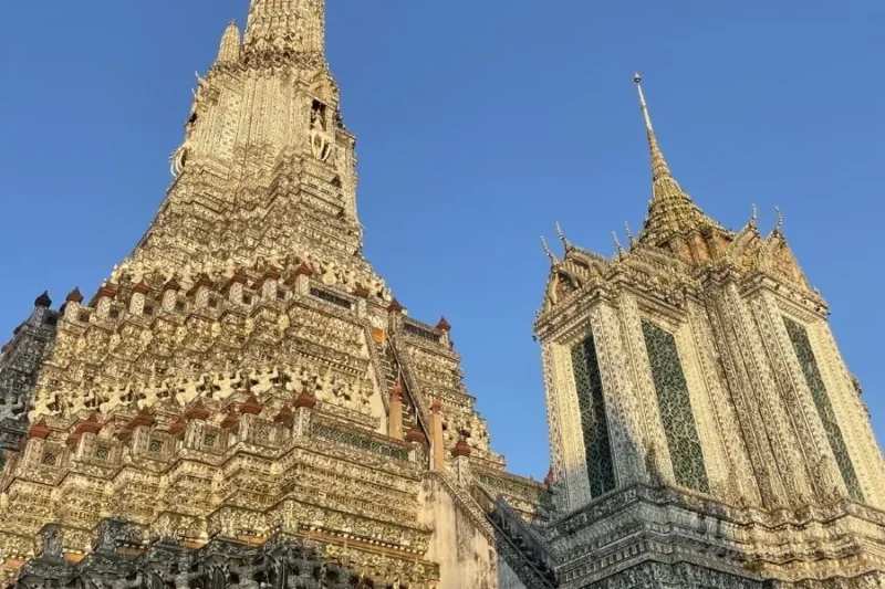 Templi buddisti thailandesi con cieli azzurri al tramonto