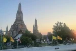 Vista del Wat Arun al tramonto con cielo rosa a Bangkok