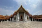 Tempio buddista di marmo bianco a Bangkok con tetto dorato