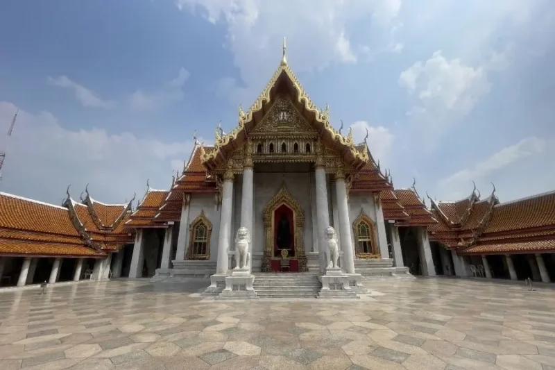 Tempio buddista di marmo bianco a Bangkok con tetto dorato