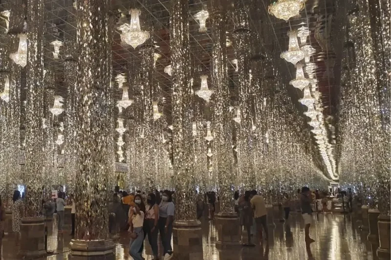 Interno Wat Chantaram, Templio particolare per colonne decorative e lampadari scintillanti