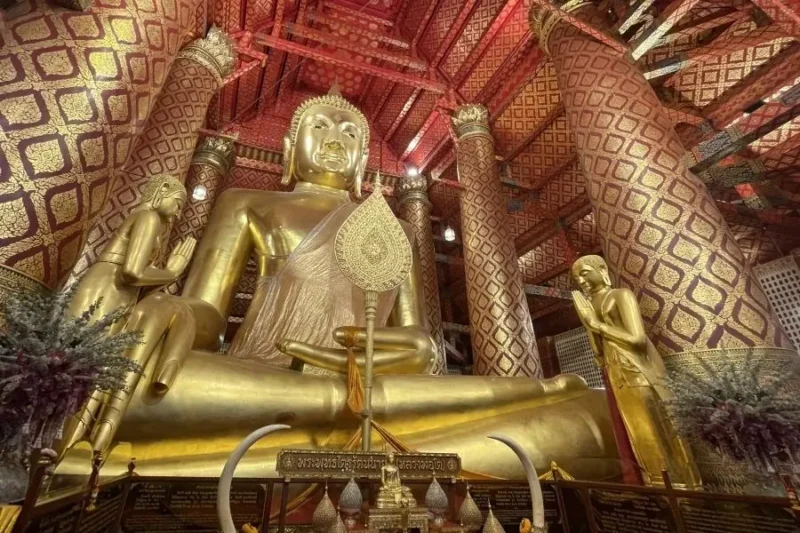 Statua del Buddha dorato nel tempio Wat Phanan Choeng, Ayutthaya, Thailandia