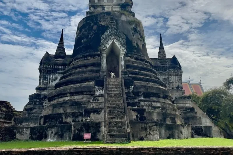 Antico tempio in pietra Wat Phra Si Sanphet con gradini e cielo nuvoloso
