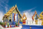 Tempio in stile Thai con decorazioni blu e oro a Chiang Rai