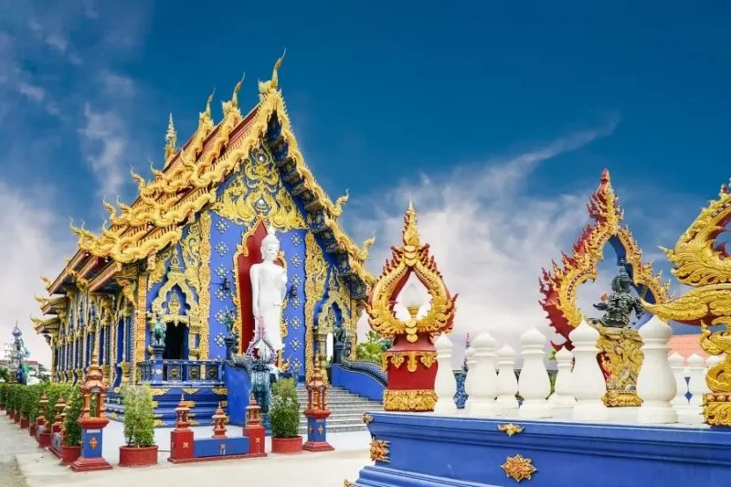 Tempio in stile Thai con decorazioni blu e oro a Chiang Rai