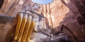 Statua del Buddha in meditazione al tempio Wat Si Chum di Sukhothai, Thailandia