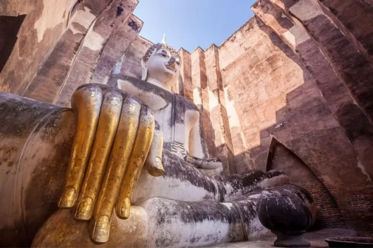 Statua del Buddha in meditazione al tempio Wat Si Chum di Sukhothai, Thailandia