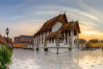 Tempio Wat Suthat al tramonto con tetto decorato