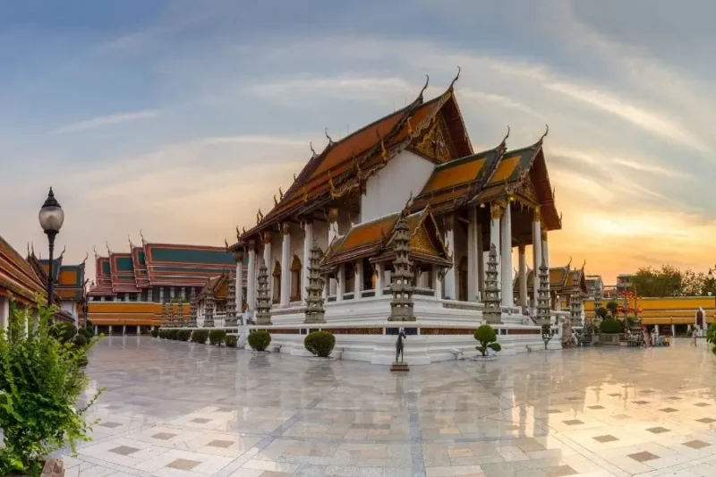 Tempio Wat Suthat al tramonto con tetto decorato
