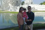 Famiglia davanti al Tempio Bianco in Thailandia