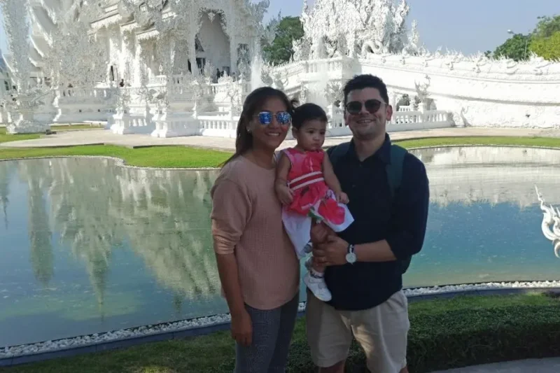 Famiglia davanti al Tempio Bianco in Thailandia