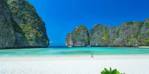 Spiaggia tropicale Maya Bay, con sabbia bianca e mare cristallino circondata da scogliere verdi