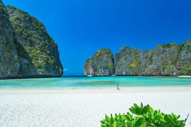 Spiaggia tropicale Maya Bay, con sabbia bianca e mare cristallino circondata da scogliere verdi