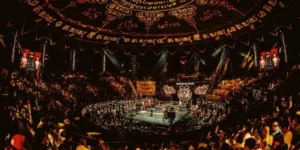 Evento di Muay Thai in arena affollata con decorazioni tradizionali