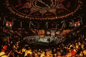 Evento di Muay Thai in arena affollata con decorazioni tradizionali