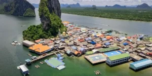 Villaggio galleggiante di pescatori a Koh Panyee, Tailandia con montagne e case colorate