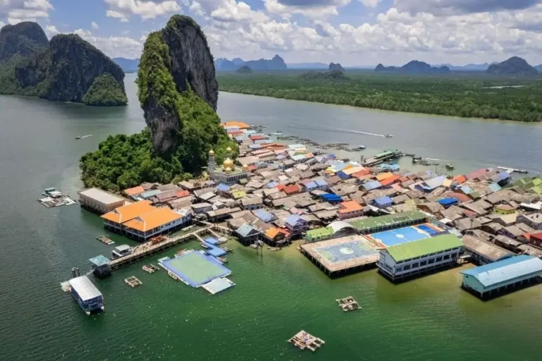 Villaggio galleggiante di pescatori a Koh Panyee, Tailandia con montagne e case colorate