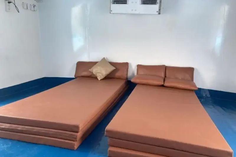 Cabina con letti per 4 persone a bordo della crociera Ang Thong 2 giorni