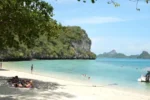 Momenti di relax sulla spiaggia durante l'escursione al Parco di Ang Thong