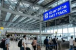 Passeggeri si avviano verso il Fast Track, nell'aeroporto di Suvarnabhumi Thailandia