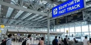 Passeggeri si avviano verso il Fast Track, nell'aeroporto di Suvarnabhumi Thailandia